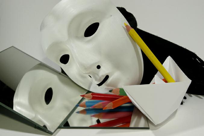 masque au miroir, crayons, phot michel ducruet,2010