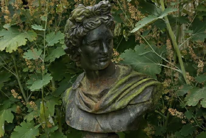 sculpture et verdure. Photo michel ducruet. 2009