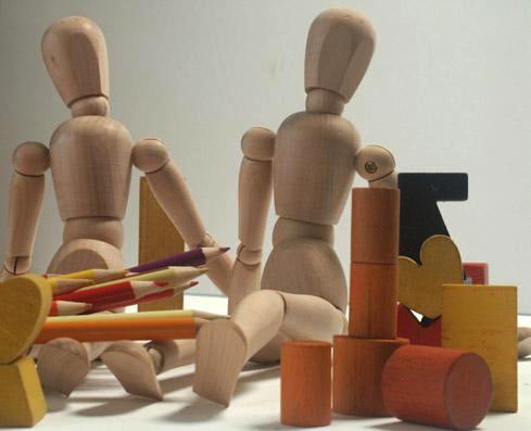 jeux de cubes et mannequins de bois. photo michel ducruet