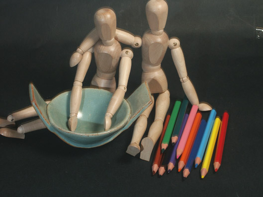 vie du couple. mannequins. crayons et porcelaine. photo michel ducruet.