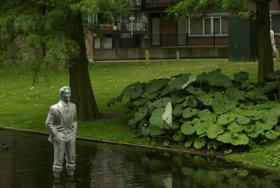 Rotterdam, statue in the canal, photo michel Ducruet