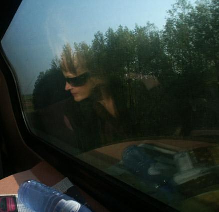 Thalys. reflet sur la vitre. Hollande. photo michel ducruet.