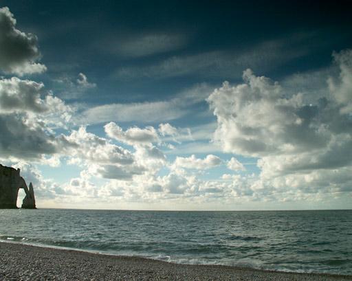Aiguille d'Etretat. mer et nuages. photo michel ducruet.