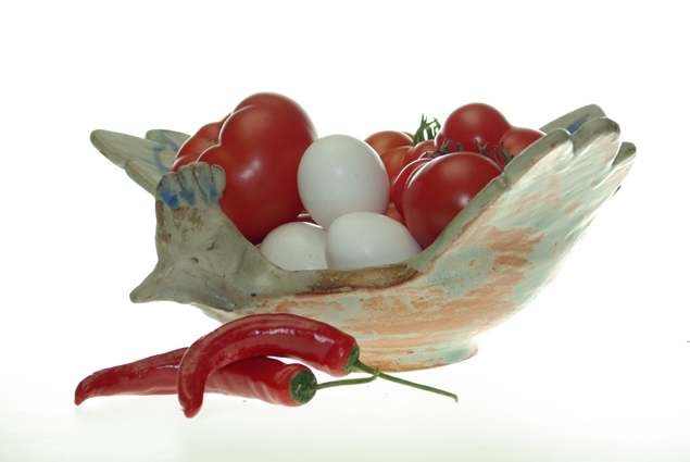 Piments, tomates, oeufs de cayens, poterie de Sophie Leroux,verneusses  photo michel Ducruet 2008
