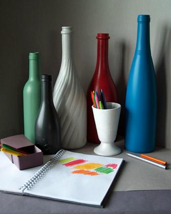 crayons et carnet de croquis. bouteilles de couleur. photo michel ducruet.