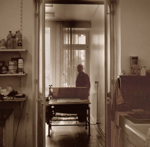 Luc Peire  derrire sa presse, Luc Peire in his studio near his press. rolleiflex.