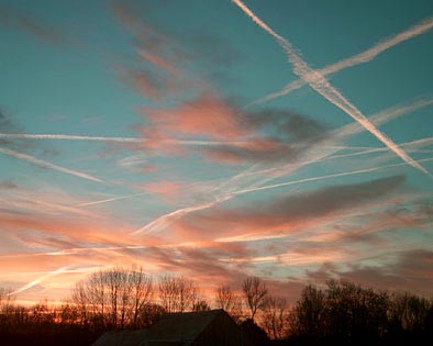 soleil levant avec tranes d'avion. photo michel ducruet. verneusses.