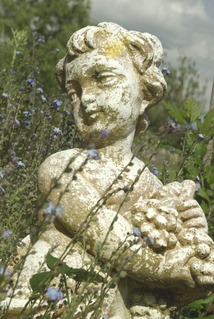 paysage, statue de jardin, verneusses. photo michel ducruet, 2008