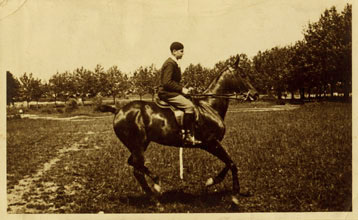 Collge de Mongr. elve  cheval en 1926.