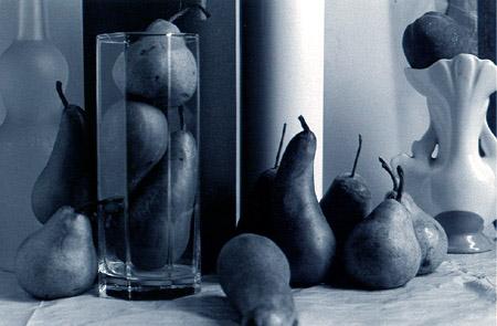 poires vases bouteilles, pears with bottles. virage bleu